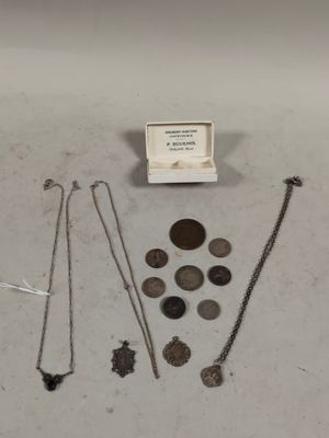 un assortiment de bijoux en argent et en bronze, comprenant un collier, des boucles d'oreilles et une broche