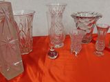 beaucoup de vases et de verres en verre posés sur une table