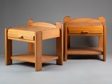 deux tables en bois, dotées d'un tiroir d'un côté et d'une étagère de l'autre