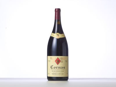 une bouteille de vin rouge posée sur une table