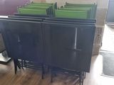 une table sur laquelle sont posées plusieurs chaises