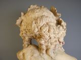 une statue représentant un homme aux cheveux longs et à la barbe fournie