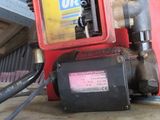 une image représentant une pompe à essence à laquelle est raccordé un tuyau