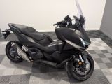 une photo d'une moto garée sur un sol à damier