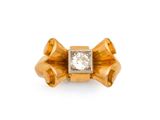 gros plan d'une bague en or avec un diamant au centre