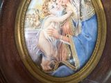 une photo d'une photo représentant une femme tenant un enfant dans ses bras