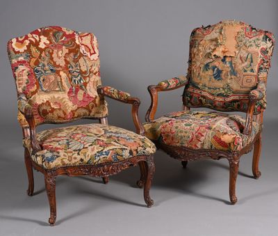 paire de fauteuils de style Louis XV avec assises recouvertes de tapisserie