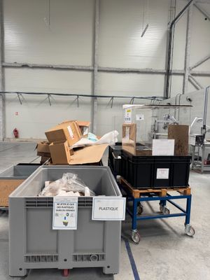 de nombreuses caisses dans un grand entrepôt rempli de caisses