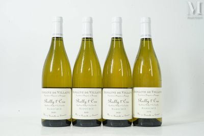 quatre bouteilles de vin sont alignées sur une surface blanche