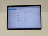 une tablette posée sur une table