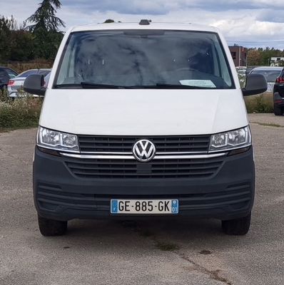 une camionnette blanche garée dans un parking