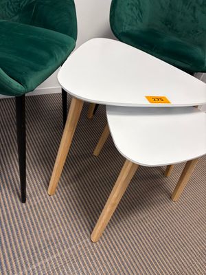 deux chaises vertes et une table blanche dans une pièce