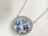 une image représentant un collier de diamants bleus et blancs sur fond blanc