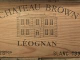 une pancarte en bois sur laquelle on peut lire « Château Brown Leonan »