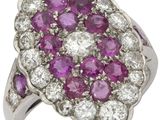 gros plan d'une bague en diamant rose et blanc sur fond blanc
