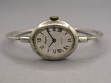 une image représentant une montre-bracelet argentée ornée de chiffres romains