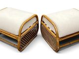 paire de repose-pieds vintage en rotin avec des coussins blancs