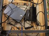 une boîte contenant de nombreux câbles et un ordinateur portable