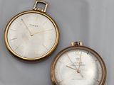 deux montres de poche en or, l'une avec un cadran blanc et l'autre avec un boîtier en or