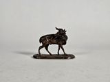 une image représentant une statue en bronze d'un taureau sur un fond blanc