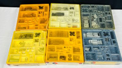 six plateaux en plastique de différentes couleurs et tailles posés sur une table blanche