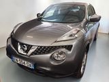 une Nissan Juke argentée garée dans un showroom
