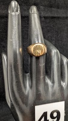 une bague en or à une main sur laquelle figure un numéro
