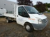 un camion blanc garé dans la poussière
