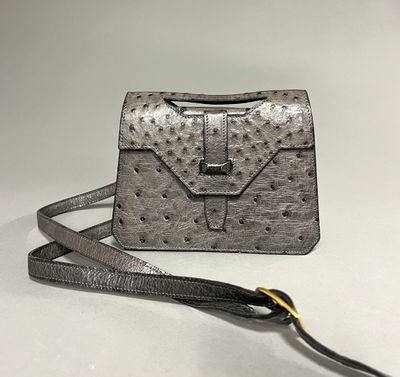 HAREL Petit sac pochette en cuir autruche gris, fermoir patt…