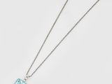un collier composé d'un pendentif en verre couleur turquoise monté sur une chaîne