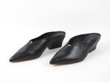 une paire de mules en cuir noir sur fond blanc