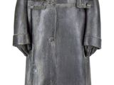 statue d'un homme en manteau et chapeau, muni d'une canne