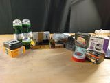 de nombreux objets posés ensemble sur la table