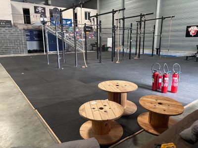 un espace de gym équipé de deux tables et de deux extincteurs