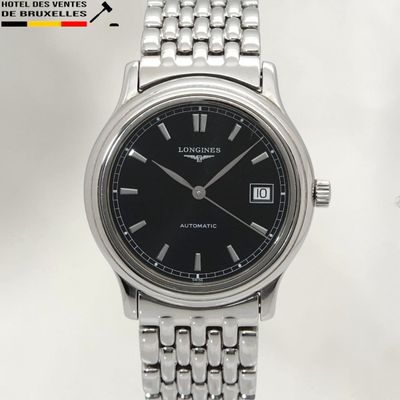 une photo d'une montre Longines avec un cadran noir et un bracelet argenté