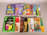 plusieurs livres pour enfants sont alignés sur une surface blanche