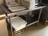 beaucoup d'assiettes et de casseroles posées sur une table dans la cuisine