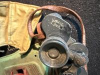 Lot comprenant une paire de jumelles, un jouet, une lampe et… (photo 5)