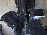 Plusieurs bagages sont posés sur une chaise dans une pièce.