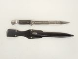 deux types de couteaux différents sur une surface blanche