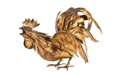 une statue de coq en or sur fond blanc