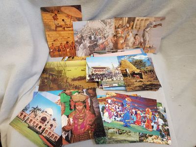 de nombreuses cartes postales de différents pays posées sur une table