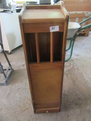 une armoire en bois sur laquelle figure un numéro, dans une pièce