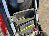 un gros plan d'une moto avec une batterie à l'arrière