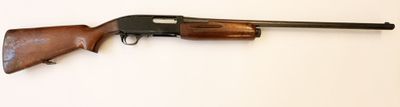 un vieux fusil sur une surface blanche avec un fond blanc