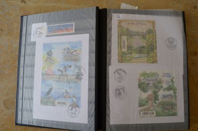 une photo d'un livre sur lequel figurent des timbres