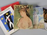 trois livres posés sur une table, dont l'un représente le visage d'une femme et l'autre est