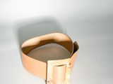 une image d'un gros plan d'un bracelet sur une surface blanche