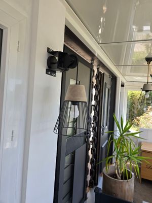 une lampe située sur le côté d'un immeuble