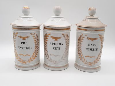 trois boîtes blanches et dorées ornées de bordures dorées